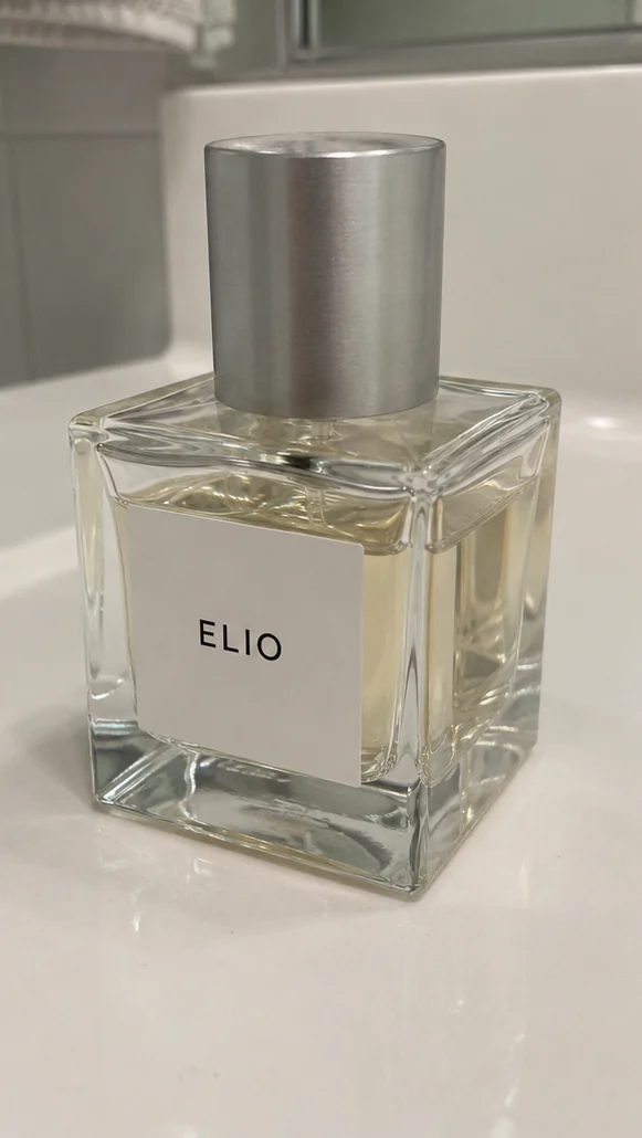 Photo source d’un flacon de parfum transparent ELIO